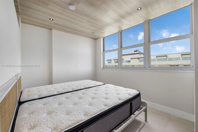 Building Photo - 9511 Collins Ave