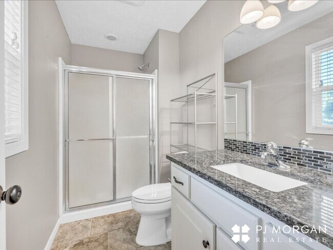 Building Photo - 3 bedroom 2 bath house in a great location!