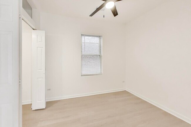 Building Photo - 912 N Ashland Ave