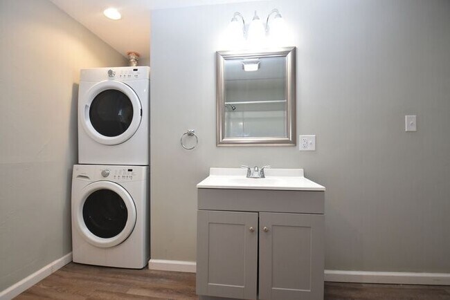 Building Photo - Spacious Downtown Mishawaka Apartment