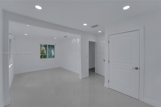 Building Photo - 1137 SW 8th Ave