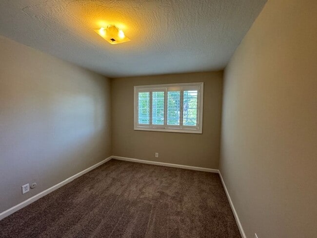 Building Photo - Gorgeous 2 story 5 bedroom home w/pool in ...