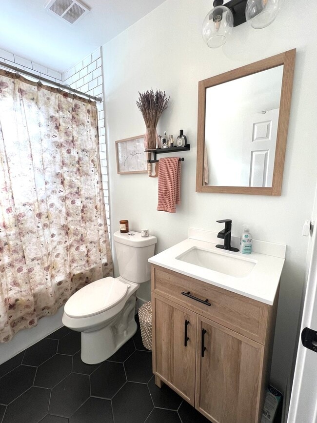 Building Photo - 1943 N Winchester Ave