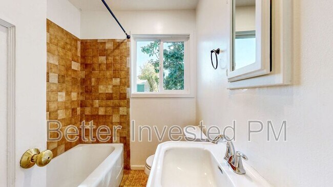 Building Photo - 2224 Midway Dr