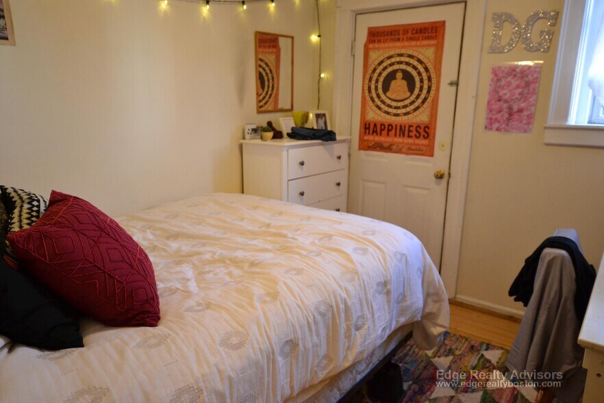 Building Photo - 62 Egmont St