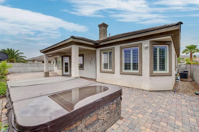 Backyard with Large Custom Swim SPA - 3034 Constable St