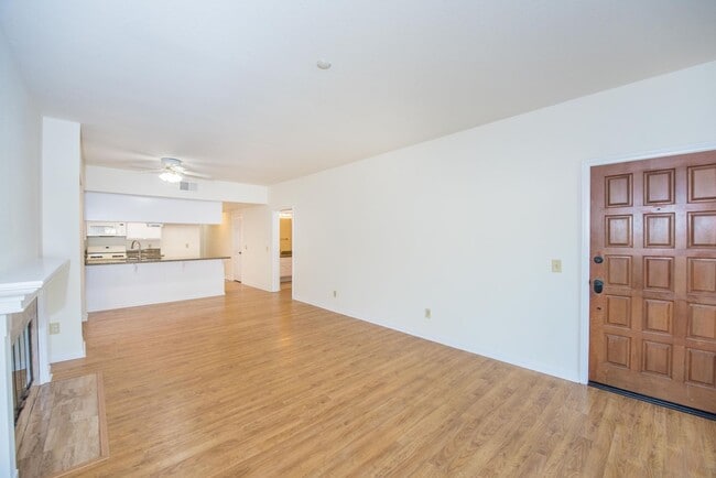 Building Photo - Updated 2 BR- 2 BA in FOUNTAIN VALLEY