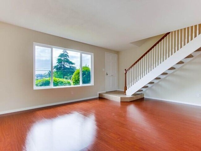 Building Photo - Awesome Townhome w/ 3 bedroom
