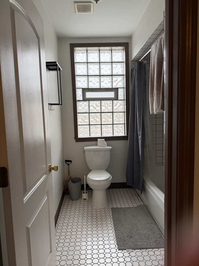 Building Photo - 1410 W Blackhawk St