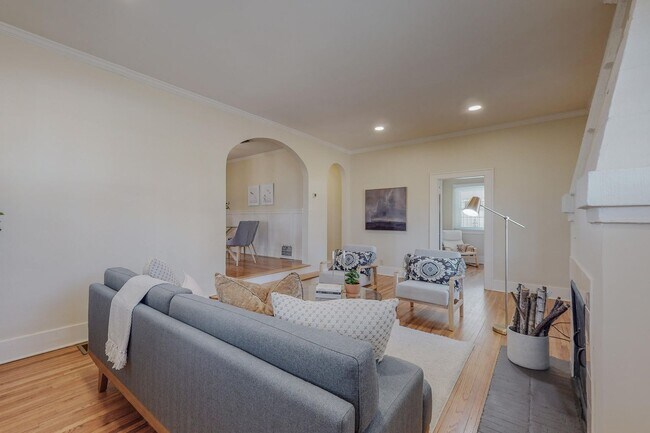 Building Photo - 1610 Las Lomas Rd NE