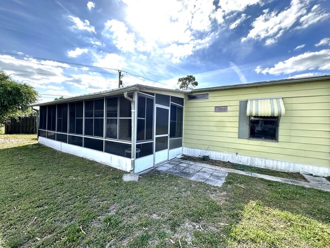 Building Photo - Cute and Quiet 2/2 in N. Ft. Myers