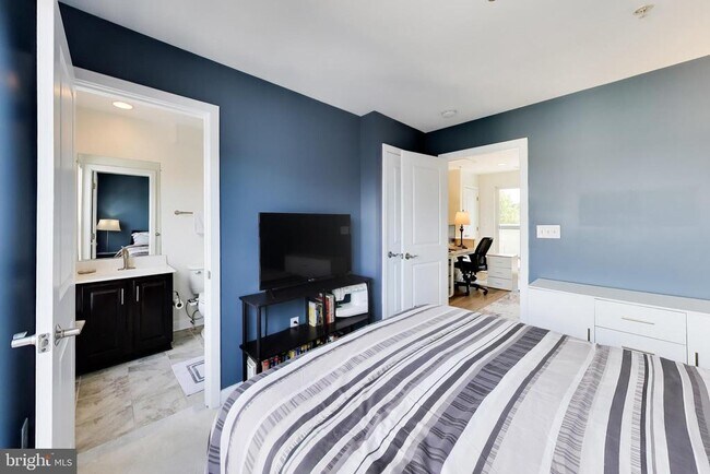 Building Photo - 4550 Longfellow St