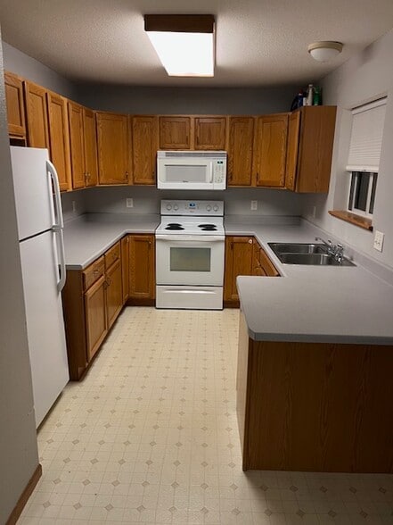 Primary Photo - 104 W South St