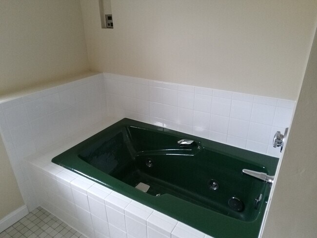 Building Photo - 121 King Philip Rd