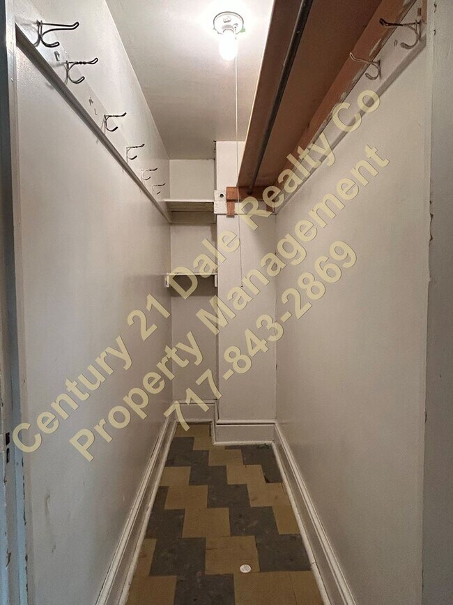 Building Photo - Large 2 Bedroom Apartment in Eastern Schoo...
