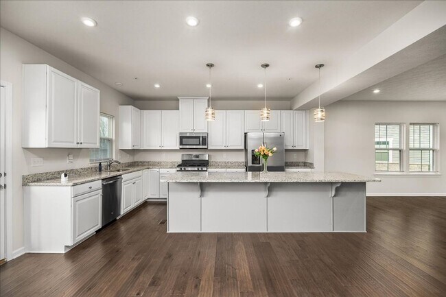 Building Photo - END UNIT EXTRA LARGE TOWNHOME FOR LEASE