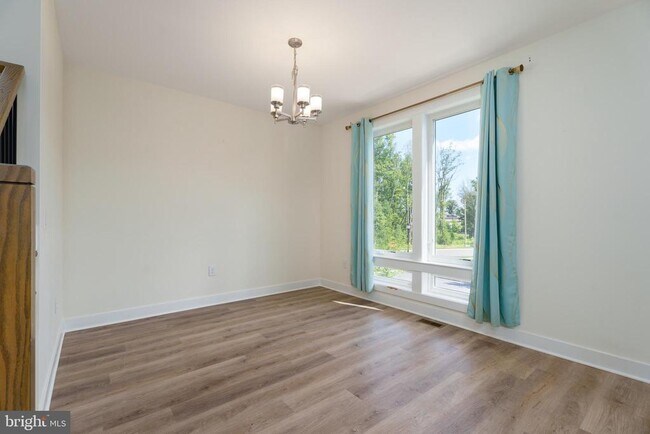 Building Photo - 3 E Hartwick Dr