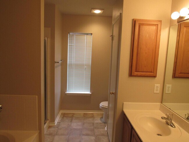Building Photo - 3 - BEDROOM IN KNOLLCREEK