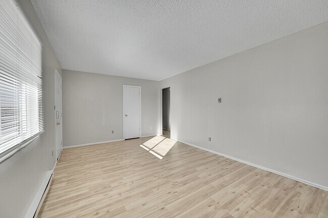 Building Photo - UPDATED 2bed 1bath duplex with fenced yard, WASHER + DRYER