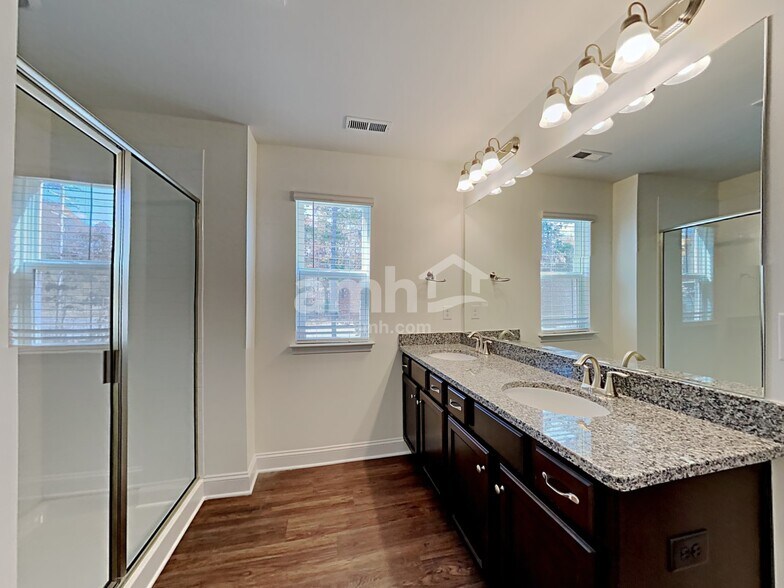 Building Photo - 1136 Bentley Pl