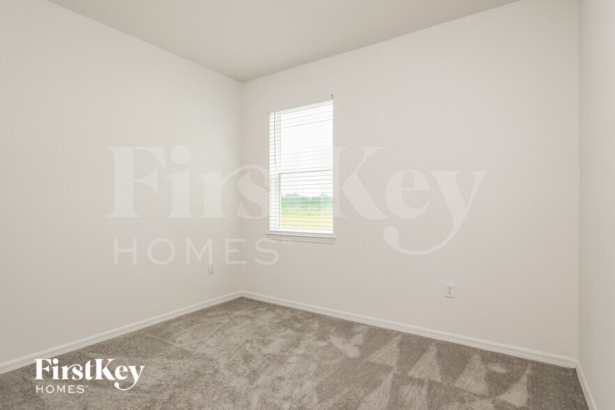 Building Photo - 1136 Spokane Pt