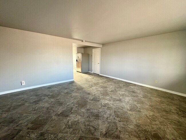 Building Photo - 240 Circle Dr