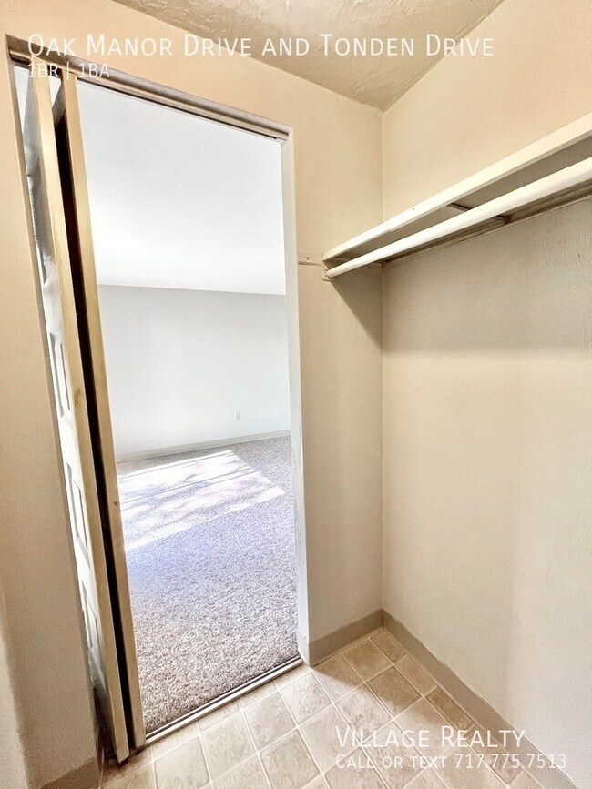 Building Photo - 204 Oak Manor Dr