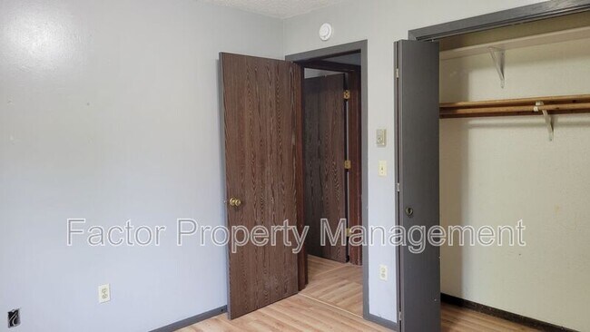 Building Photo - 418 Allan Ave