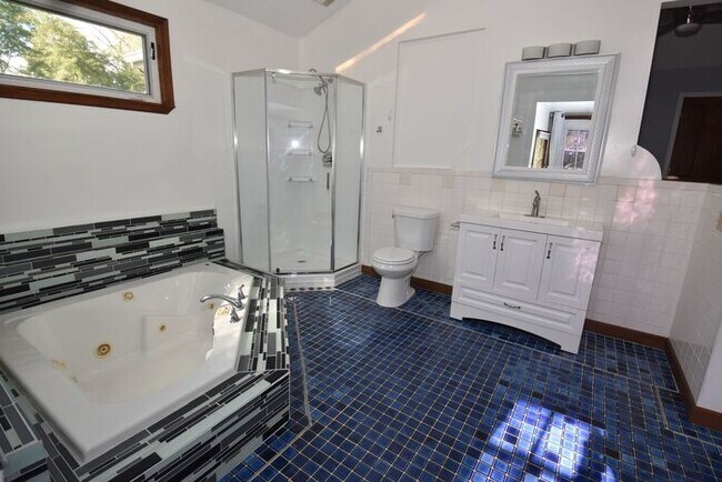 Building Photo - Mishawaka 4 bedroom with a Primary suite a...