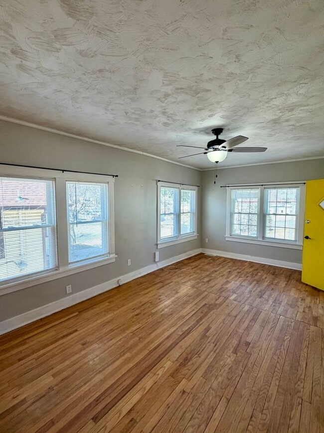 Building Photo - 3 Bedroom Morton Meadows Home for Rent - Close to Everything!