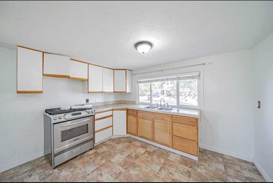 Building Photo - 1452 Huckleberry St