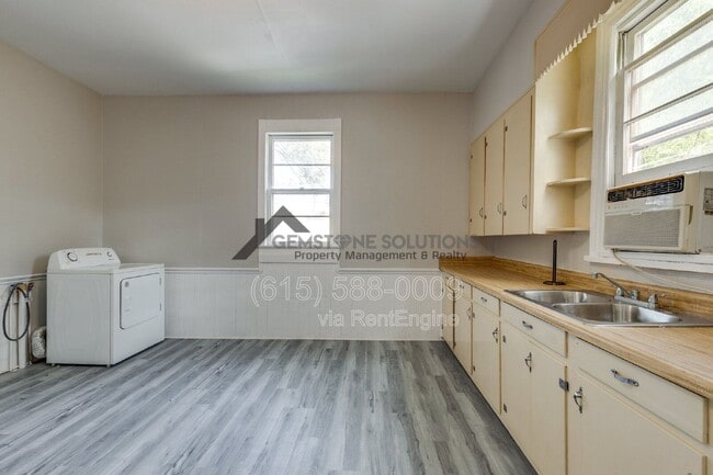 Building Photo - 322 W 12th St