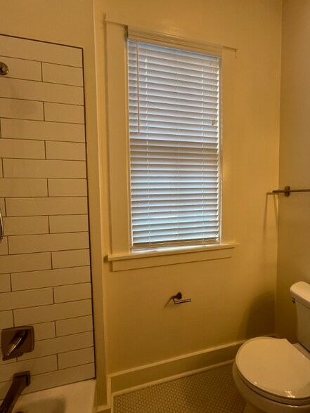 Building Photo - 516 E 8th St