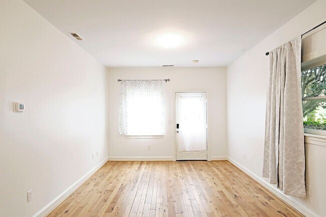 Building Photo - Charming Pet-Friendly Rental Near Pantops & Downtown