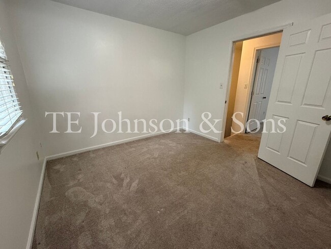 Building Photo - Stylish Townhome with Ensuite Baths & Comm...