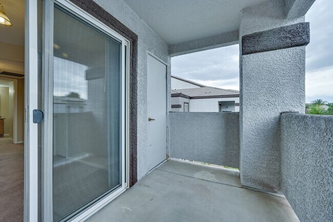 Building Photo - SW!! 2 Bedroom 2 Bath 2nd floor Condo!!! O...