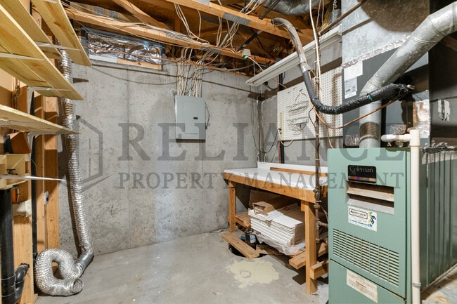 Building Photo - 2014 N Pine Grove St