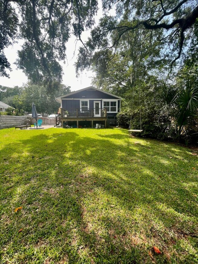 Building Photo - 10 Oak Forest Dr