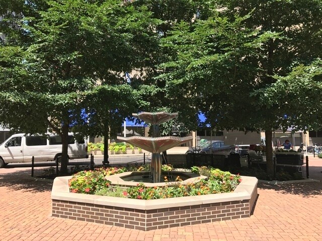 Building Photo - 600 S Dearborn St