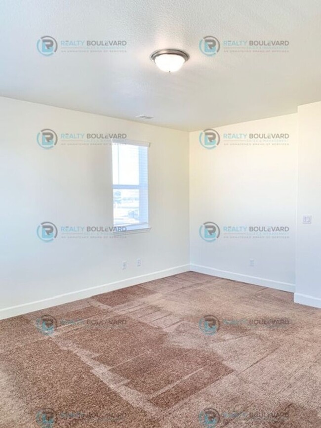 Building Photo - Half Month Free Rent! Gorgeous, 4 Bedroom ...