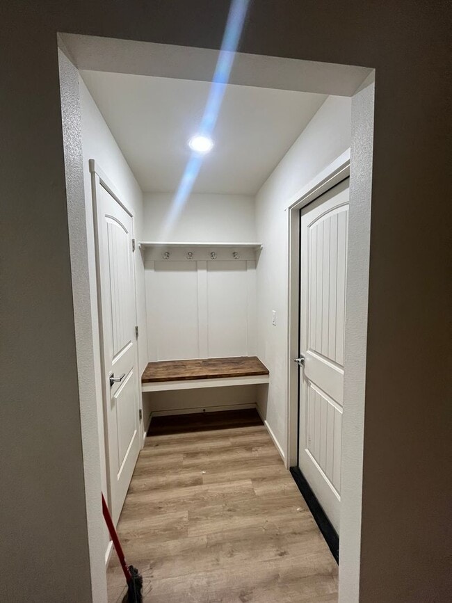 Building Photo - 1107 E La Brea Ave