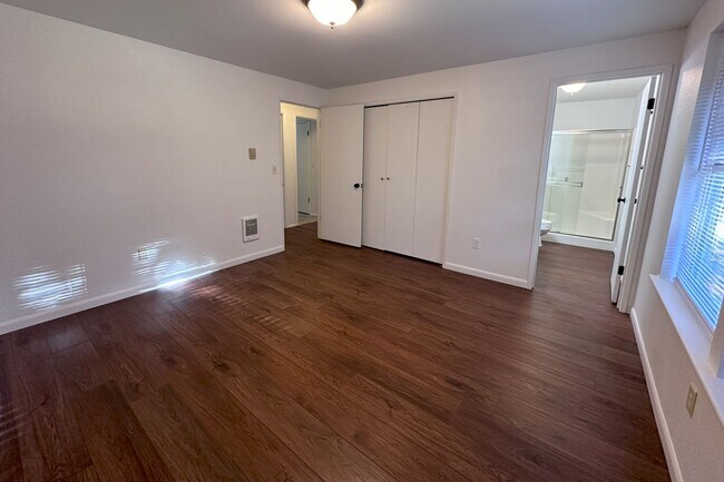 Building Photo - Nice 3 bd Rambler Availalbe for move in Oc...