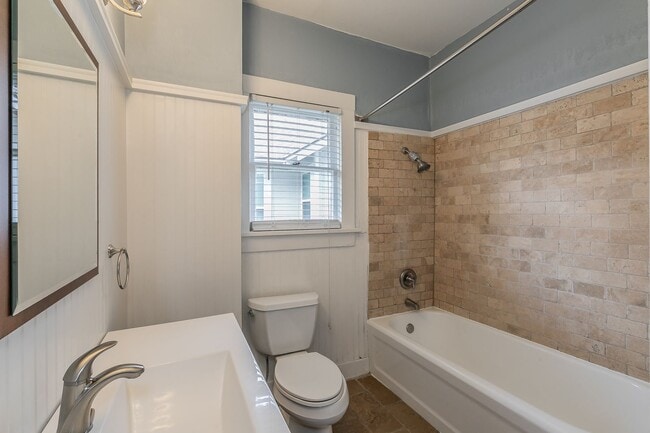 Building Photo - ADORABLE home in Ryan Place