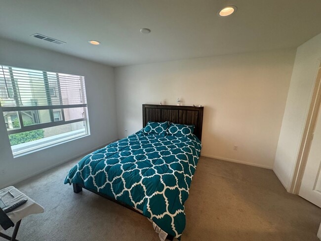 Building Photo - Beautiful 3-Bedroom Home in Vista – Modern...