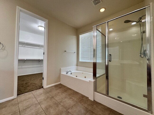 Building Photo - Gorgeous Westside 5 + 3 With Solar - $3800