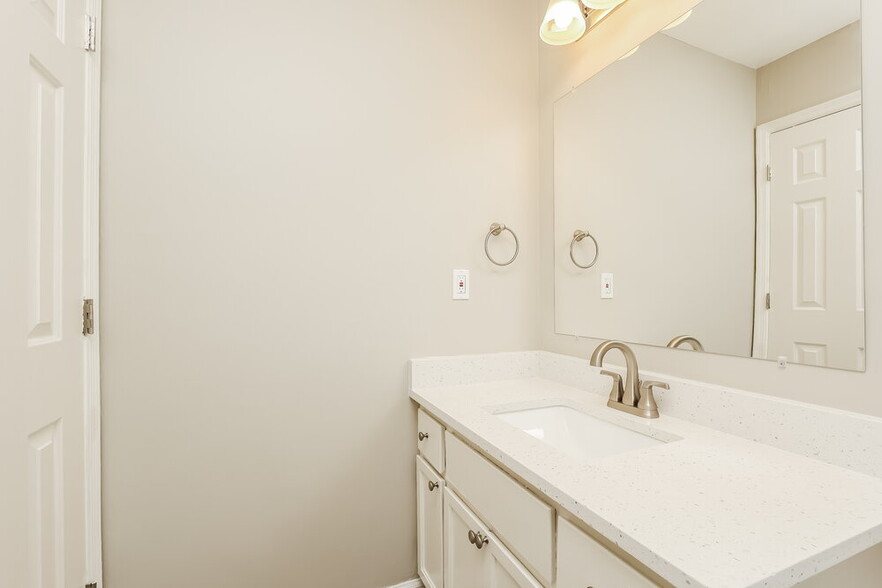 Building Photo - 2730 Riverbend Dr