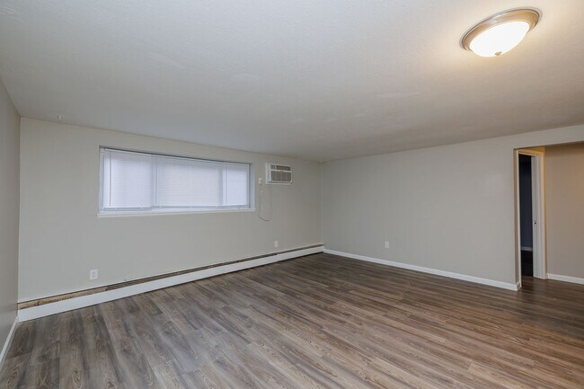 Building Photo - 3rd floor completely renovated and new owners