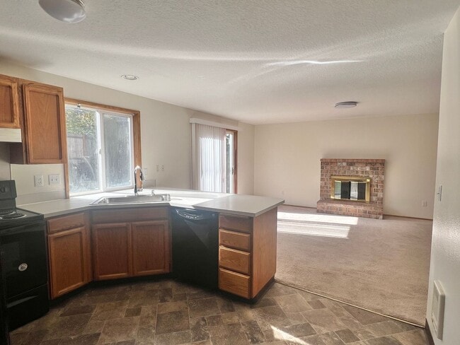 Building Photo - Spacious Home with Large Backyard in Union...
