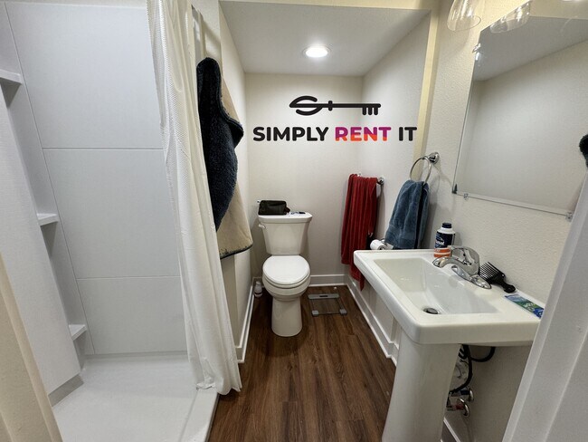 Building Photo - Renovated 2 Bedroom, 2 Bathroom on Campus! Available Jan. 1st!