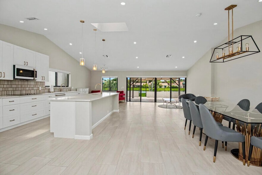 Building Photo - 21460 Laguna Dr